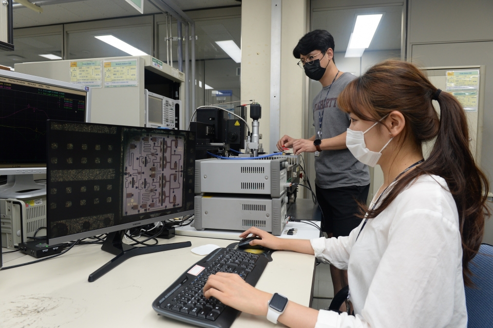 ETRI 연구진이 질화갈륨 반도체 전력증폭기 MMIC 칩의 신호특성시험을 수행하고 있다.