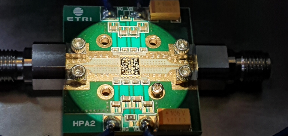 DMC융합연구단이 개발한 X-대역 질화갈륨 전력증폭기 MMIC 칩을 측정지그에 적용한 모습