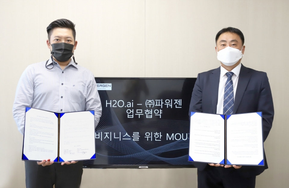 협약식 후 기념촬영 모습(왼쪽부터), 유효정 H2O.ai 한국지사장, 파워젠 이정규 대표