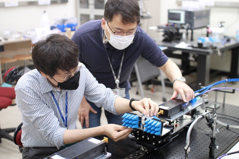 한국표준과학연구원에서 LG-KAIST 6G 연구센터 연구원이 개발 빔포밍 시스템을 테스트 하고 있다. (왼쪽부터) LG-KAIST 6G 연구센터 김당오 연구원, 한국표준과학연구원 권재용 연구원.