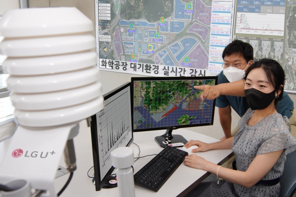 LG유플러스 직원들이 대기환경진단솔루션을 통해 화학공장 내 대기흐름을 확인하고 있는 모습.