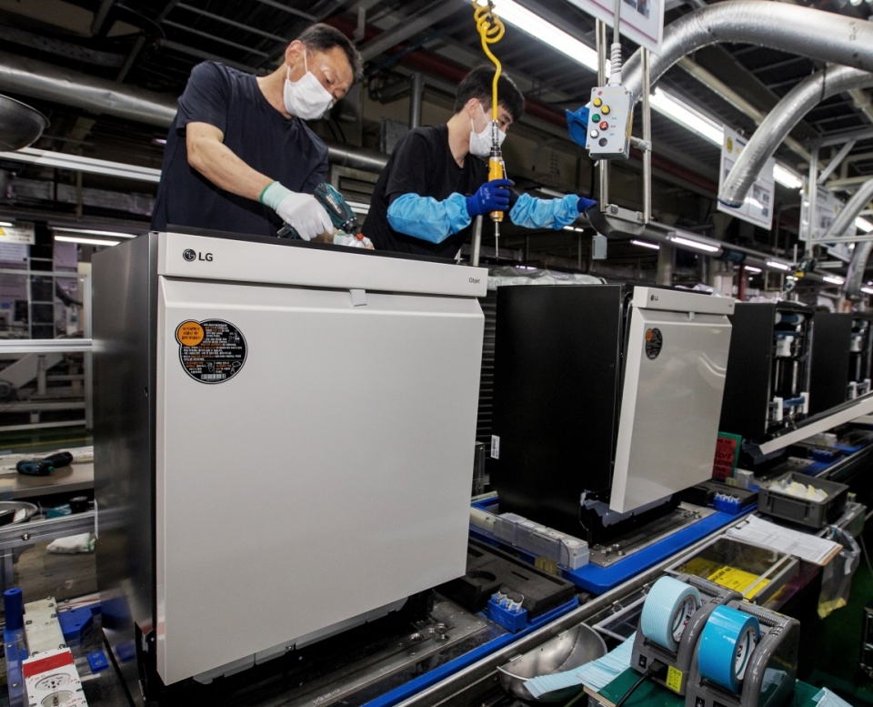 LG전자 직원들이 경남 창원시에 있는 식기세척기 생산라인에서 디오스 식기세척기 오브제컬렉션(모델명: DUBJ2EA)을 생산하고 있는 모습.