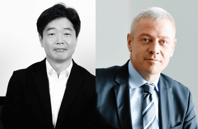 SK(주) C&C 이기열 Digital플랫폼총괄(왼쪽)과 스노우플레이크 존 로버슨 아시아퍼시픽 일본(APJ) 지사장이 온라인으로 상호협력 계약을 체결했다.(이미지=SK㈜ C&C)