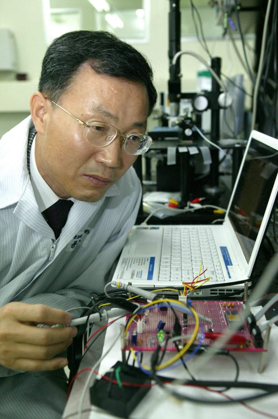 ETRI 김현탁 연구전문위원이 연구를 진행하고 있는 모습