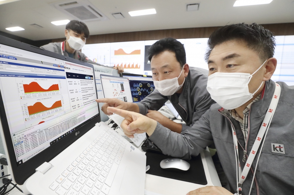 서울 용산구 ‘KT DX IDC 용산’에서 KT 직원들이 ‘원 IDC’ 연동 현황을 관제하는 모습
