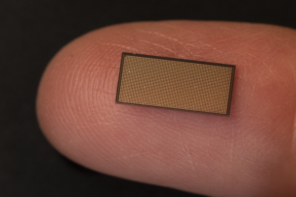 인텔이 개발한 뉴로모픽 칩 '로이히2' 실제 크기