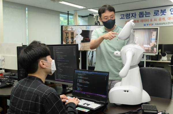 ETRI 연구진이 고령자에 특화한 휴먼케어 로봇 기술을 점검하고 있다.