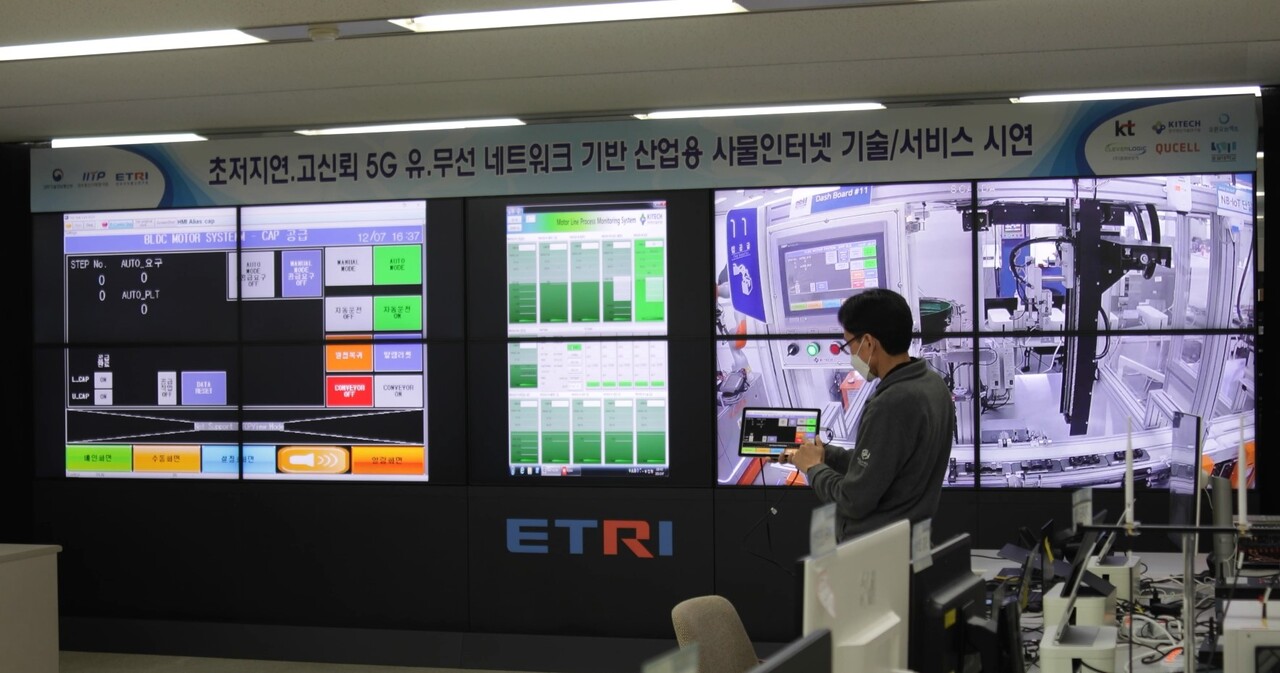  ETRI 연구진이 대전 ETRI 본원에서 패널을 조작해 경산 스마트팩토리 시설물을 실시간으로 제어하고 있다