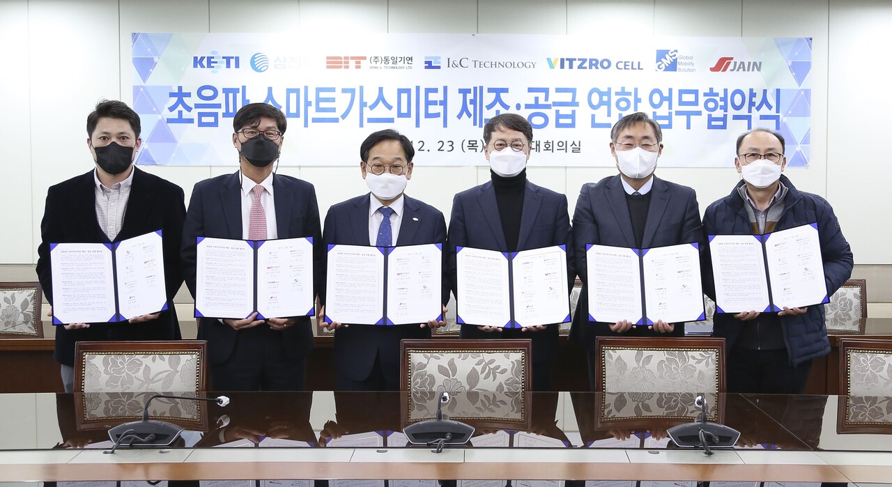 KETI가 삼천리를 비롯한 6개 기업과 초음파 스마트 가스미터 공급 확산을 위한 업무협약을 체결했다. 왼쪽에서 3번재가 김영삼 KETI 원장.