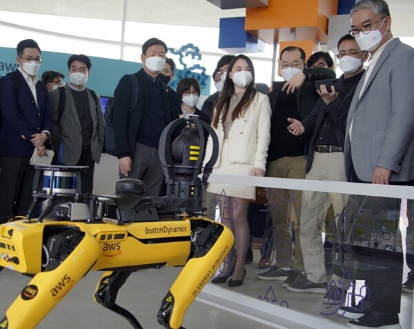 황현식 LG유플러스 대표(왼쪽 세번째)가 아마존웹서비스(AWS) 관계자로부터 클라우드로 원격제어하는 로봇 시연을 안내받고 있는 모습.