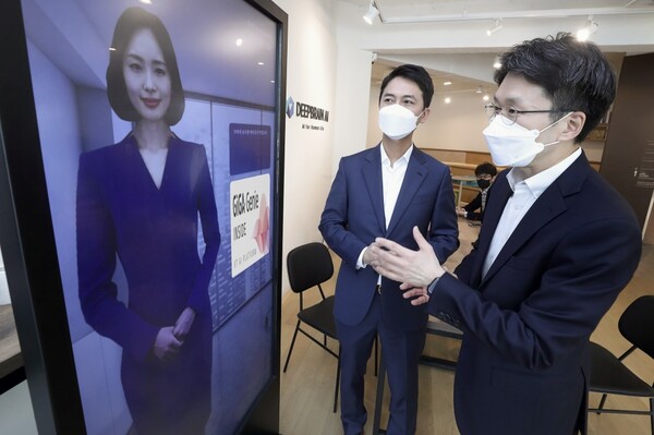 서울 강남의 딥브레인AI 사옥에서 KT AI/BigData사업본부 최준기 본부장(오른쪽)이 딥브레인AI 장세영 대표이사에게 AI 휴먼에 대한 설명을 듣고 있다.