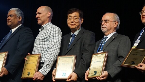 올해로 70주년을 맞이한 ISSCC에서 역대 권위자에게 수여되는 ISSCC 저자 표창(Author-Recognition Award)을 유회준 교수가 수상.