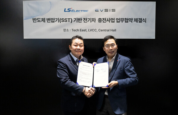 롯데정보통신 자회사인 EVSIS와 LS일렉트릭이 차세대 충전기 개발에 대한 업무협약을 체결했다. 김종우 LS일렉트릭 사장(왼쪽)과 오영식 EVSIS 대표가 협약을 맺은 후 기념촬영을 하고 있다.