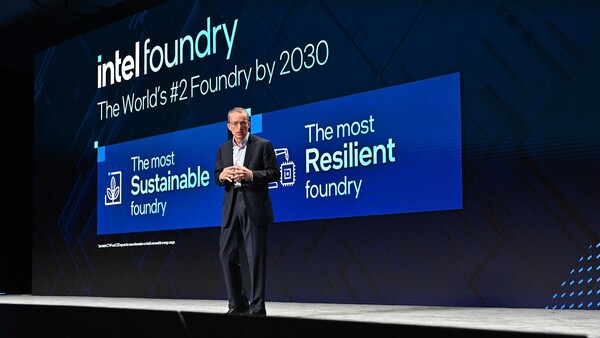 팻 겔싱어 인텔 CEO가 21일(현지시간) 미국 새너제이에서 열린 행사에서 '인텔 파운드리'의 출범을 알리고 있다. 인텔은 2030년 세계 2위의 파운드리 업체라는 목표를 제시했다. 출처=인텔