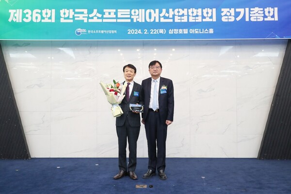 권영범 영림원소프트랩 대표(왼쪽)와 조준희 한국소프트웨어산업협회장이 기념 촬영을 하고 있다. 출처=영림원소프트랩