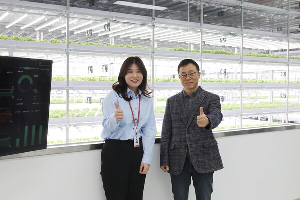 롯데정보통신 고두영 대표(오른쪽)와 '도시의 푸른농장' 담당자가 쇼룸에서 기념촬영을 하고 있다.