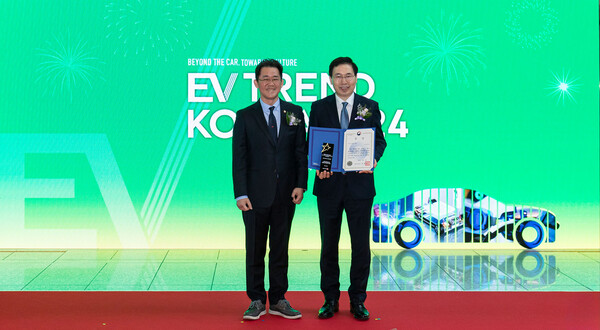 EVSIS 오영교 대표(오른쪽)가 6일 코엑스에서 열린 EV어워즈 2024에서 '대한민국 올해의 충전사'를 수상한 후 기념 촬영을 하고 있다.