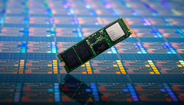 SK하이닉스가 엔비디아가 주최한 GTC 2024에서 공개한 5세대 PCIe용 SSD 신제품 'PCB01'.