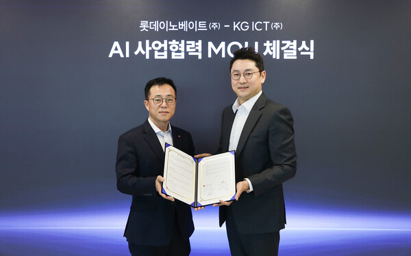 롯데이노베이트와 KG그룹 전산 자회사 KG ICT가 AI사업 협력을 위한 양해각서를 체결했다. 고두영 롯데이노베이터 대표(왼쪽)와 KG ICT 이상준 대표가 체결 후 기념 촬영을 하고 있다.