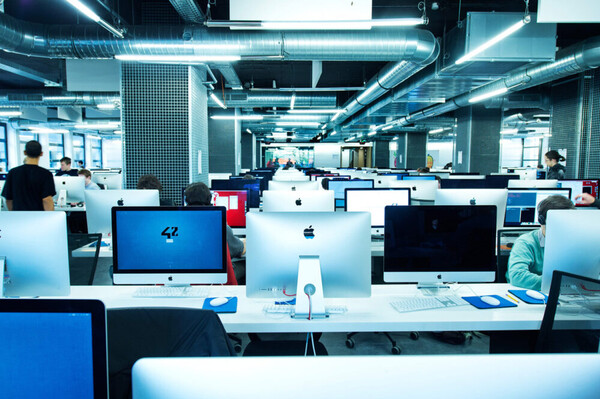 이노베이션 아카데미가 모델로 삼고 있는 프랑스 '에꼴42'의 대규모 컴퓨터 실습실.