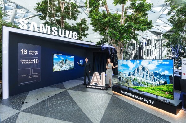 삼성전자가 싱가포르 공항 '쥬얼 창이'에 AI TV 신제품 체험관을 열었다.